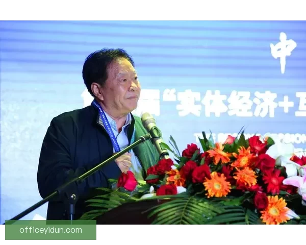 以一手握一个高峰为中心 持之以恒点亮群山之光照亮未来路让梦想腾飞